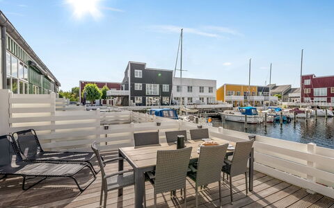 Milo - 5M from the Sea: Apartment, Shade, Boardwalk, Dock, Walkway, Hotel, Balcony