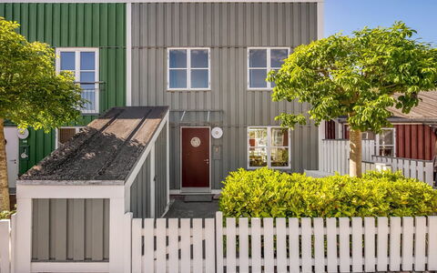 Milo - 5M from the Sea: Garden, Siding, Paint, Yard, Landscaping, Design, Backyard, Fence, Home Fencing, Picket Fence