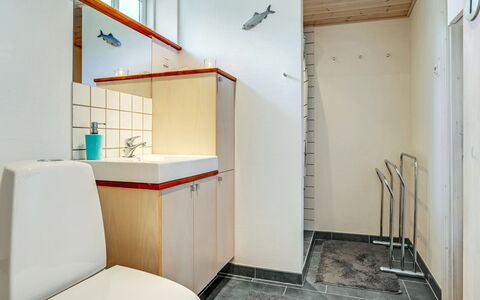 Edele - 800M from the Sea: Flooring, Plumbing Fixture, Wall, Floor, Interior Design, Sink, Bathroom, Bathroom Sink, Ceiling, Tap