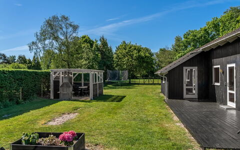 Kalli - 350M to the Fjord: Grass, Shrub, Land Lot, Cottage, Home, Groundcover, Garden, Lawn, Shade, Garden Buildings