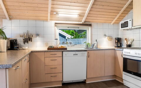 Kalli - 350M to the Fjord: Kitchen, Kitchen Appliance, Countertop, Major Appliance, Flooring, Wood, Cabinetry, Kitchen Sink, Interior Design, Plumbing Fixture