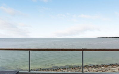 Femme - 15M from the Sea
