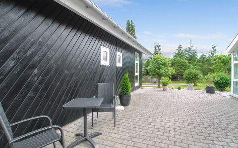 Flora - 150M from the Sea: House, Home, Residential Area, Roof, Cottage, Land Lot, Estate, Yard, Garden, Siding