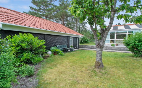 Flora - 150M from the Sea: House, Home, Residential Area, Roof, Cottage, Land Lot, Estate, Yard, Garden, Siding