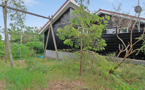 Flora - 150M from the Sea: House, Home, Residential Area, Roof, Cottage, Land Lot, Estate, Yard, Garden, Siding