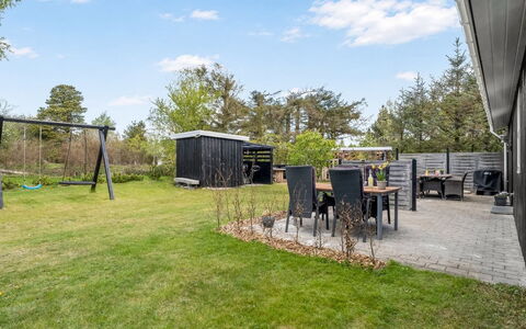 Fredegæst - 700M from the Sea: Grass, Garden, Land Lot, Lawn, Shade, Backyard, Landscaping, Yard, Cottage, Estate