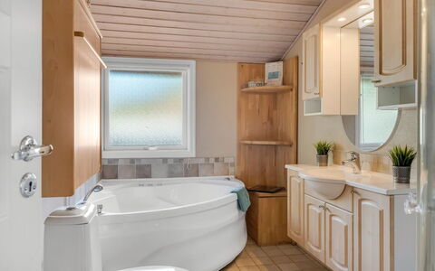 Eli - 1.4Km from the Sea: Plumbing Fixture, Interior Design, Flooring, Bathroom, Sink, Floor, Tap, Bathtub, Bathroom Cabinet, Bathroom Sink