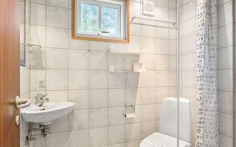 Ingalise - 500M from the Sea: Wall, Flooring, Floor, Wood, Plumbing Fixture, Interior Design, Bathroom, Toilet, Room, Plumbing