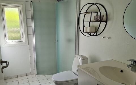 Matz - 350M from the Sea: Plumbing Fixture, Bathroom, Flooring, Toilet Seat, Floor, Toilet, Interior Design, Bathroom Sink, Plumbing, Sink