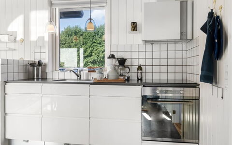 Mumme - 100M from the Sea: Kitchen, Kitchen Appliance, Countertop, Flooring, Cabinetry, Home Appliance, Major Appliance, Interior Design, Floor, Room