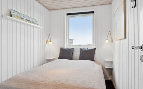 Mumme - 100M from the Sea: Wood, Floor, Flooring, Bedroom, Ceiling, Bedding, Bed Sheet, Bed, Hardwood, Wood Stain