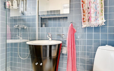 Mumme - 100M from the Sea: Plumbing Fixture, Bathroom, Interior Design, Flooring, Floor, Tile, Plumbing, Toilet, Tap, Sink