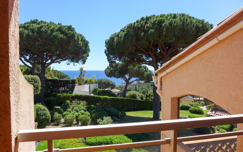 Sainte Maxime 180: Property, Vegetation, Real Estate, House, Tree, Architecture, Building, Botany, Home, Balcony