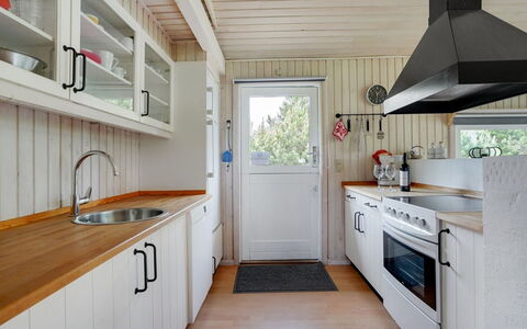 Evan - 1.3Km from the Sea: Kitchen, Flooring, Wood, Interior Design, Countertop, Floor, Ceiling, Wood Flooring, Kitchen Appliance, Home