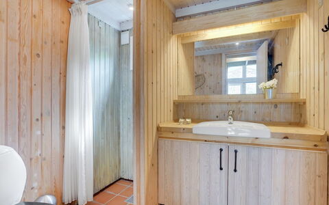 Evan - 1.3Km from the Sea: Flooring, Wood, Floor, Interior Design, Plumbing Fixture, Ceiling, Room, Plumbing, Tap, Bathroom