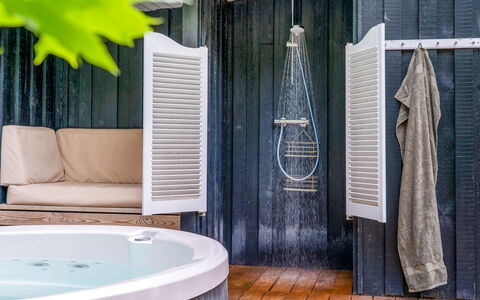 Adam - from the Sea: Wood, Bathtub, Plumbing Fixture, Flooring, Bathroom, Floor, Interior Design, Composite Material, Plumbing, Ceiling