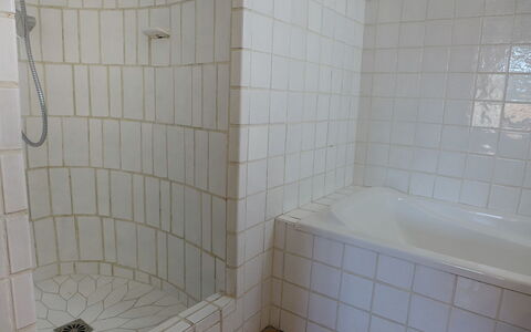 Le Petit Rouveau: Tile, Bathroom, Property, Room, Wall, Architecture, Floor, Plumbing Fixture, Bathtub, Ceramic