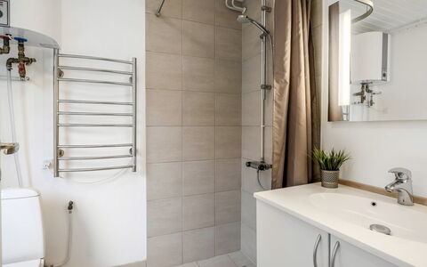 Soraya - 700M to the Fjord: Plumbing Fixture, Flooring, Wall, Interior Design, Bathroom, Floor, Toilet, Sink, Tap, Plumbing
