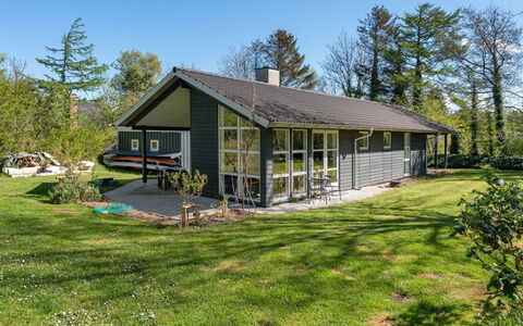 Marlien - 1Km to the Fjord: Blue, Shrub, Cottage, Groundcover, Garden, Estate, Shade, Landscaping, Farmhouse, Eco Hotel