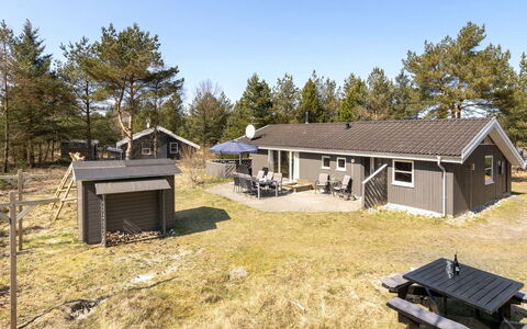 Sighbiorn - 950M from the Sea: Blue, Shrub, Cottage, Groundcover, Garden, Estate, Shade, Landscaping, Farmhouse, Eco Hotel