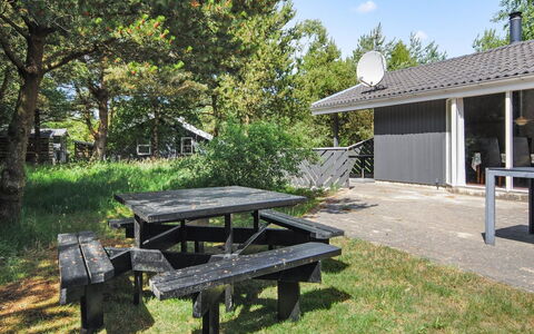 Sighbiorn - 950M from the Sea: Blue, Shrub, Cottage, Groundcover, Garden, Estate, Shade, Landscaping, Farmhouse, Eco Hotel