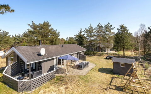 Sighbiorn - 950M from the Sea: Blue, Shrub, Cottage, Groundcover, Garden, Estate, Shade, Landscaping, Farmhouse, Eco Hotel