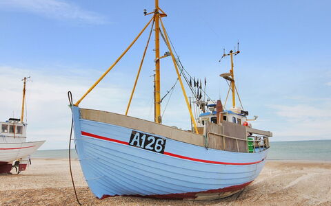 Momme - 500M from the Sea: Boat, Watercraft, Ship, Naval Architecture, Sea, Boats And Boating--Equipment And Supplies, Ocean, Fishing Vessel, Sand