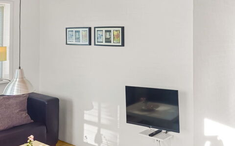 Elef - 2.0Km from the Sea: Wall, Flooring, Interior Design, Floor, Room, Furniture, Living Room, Electronic Device, Television Set