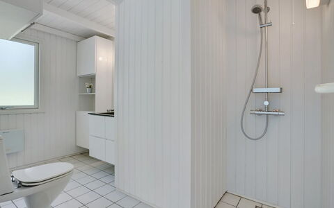 Harriet - 800M from the Sea: Plumbing Fixture, Flooring, Bathroom, Floor, Interior Design, Ceiling, Plumbing, Sink, Tap, Toilet
