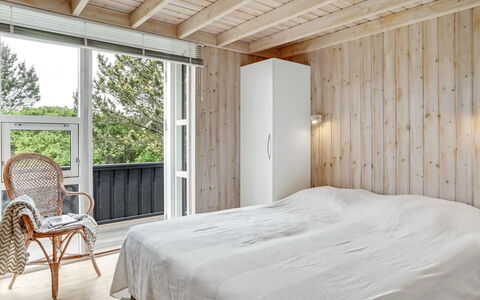 Arkil - 300M from the Sea: Wood, Flooring, Bedroom, Floor, Interior Design, Bed, Ceiling, Furniture, Bed Sheet, Bedding