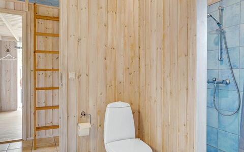 Arkil - 300M from the Sea: Flooring, Floor, Wood, Plumbing Fixture, Interior Design, Bathroom, Toilet Seat, Toilet, Ceiling, Plumbing