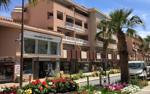 Sainte Maxime 260: Plant, Sky, Building, Flower, Property, Window, Cloud, Tree, Neighbourhood, Residential Area