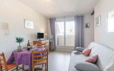 Régina 260.2: Furniture, Property, Table, Picture Frame, Window, Houseplant, Building, Chair, Living Room, Architecture