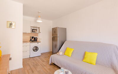 Régina 260.13: Property, Furniture, Couch, Comfort, Wood, Table, Orange, Living Room, Interior Design, Studio Couch