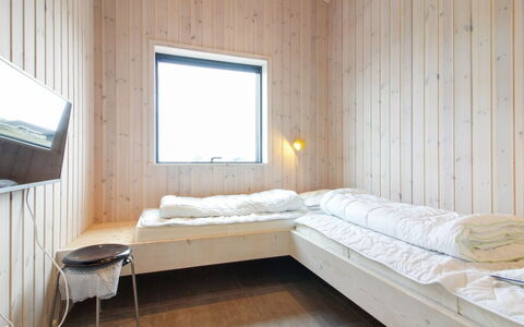 Fannie - 250M from the Sea: Wood, Ceiling, Bedroom, Floor, Bed Sheet, Bed, Bedding, Plank, Wood Stain, Hardwood