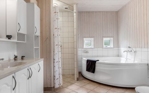 Hauke - 478M from the Sea: Flooring, Plumbing Fixture, Interior Design, Floor, Bathroom, Sink, Tap, Ceiling, Bathtub, Plumbing