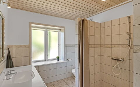 Etta - 957M from the Sea: Flooring, Wood, Interior Design, Floor, Plumbing Fixture, Ceiling, Room, Plumbing, Tap, Bathroom