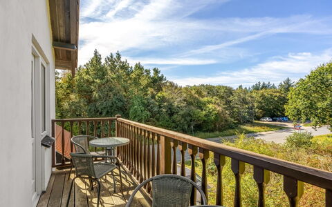 Etta - 957M from the Sea: Porch, Handrail, Balcony, Baluster, Hardwood, Fence, Wood Stain, Deck, Plank, Eco Hotel