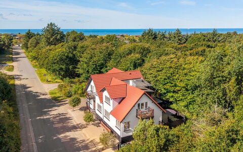 Etta - 957M from the Sea: Sky, Home, House, Residential Area, Cloud, Cottage, Coast, Suburb, Estate, Meteorological Phenomenon