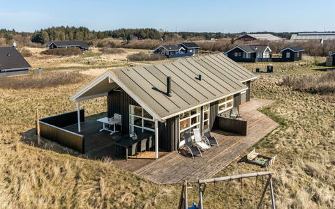 Sirkka - 902M from the Sea: Flooring, Bedroom, Bedding, Bed, Bed Frame, Linens, Bed Sheet, Hardwood, Mattress, Wood Flooring