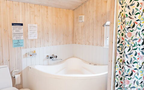 Mila - 750M from the Sea: Interior Design, Flooring, Plumbing Fixture, Floor, Bathroom, Textile, Bathtub, Ceiling, Lighting, Room