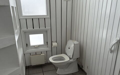 Ilmo - 950M from the Sea: Toilet Seat, Toilet, Plumbing Fixture, Flooring, Bathroom, Floor, Plumbing, Tile