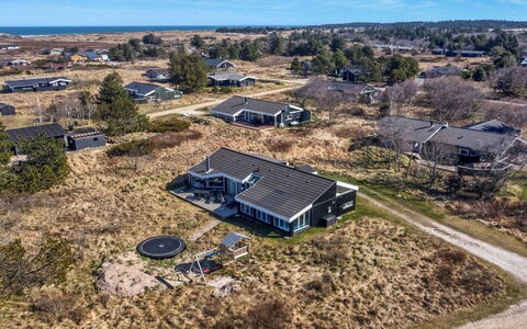 Amadahy - 950M from the Sea: Grass, House, Roof, Home, Cottage, Shrub, Land Lot, Rural Area, Farmhouse, Groundcover