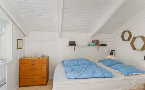 Ran - 600M from the Sea: Bedroom, Wood, Ceiling, Interior Design, Flooring, Bed, Floor, Bed Sheet, Furniture, Bedding