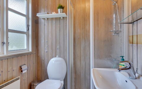 Gizelle - 1.5Km from the Sea: Wall, Flooring, Plumbing Fixture, Wood, Floor, Bathroom, Toilet, Interior Design, Bathroom Sink, Sink