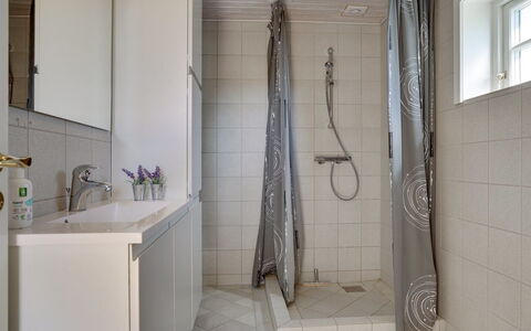 Liina - 200M from the Sea: Flooring, Wall, Floor, Plumbing Fixture, Interior Design, Bathroom, Tile, Plumbing, Room, Composite Material