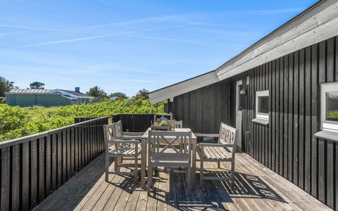 Märta - 300M from the Sea: Wood, Plank, Hardwood, Composite Material, Home, Deck, Porch, Wood Stain, Siding, Shade