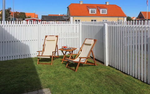 Ejda - 700M from the Sea: Picket Fence, Fence, Home Fencing, Garden, Lawn, Backyard, Yard, Landscaping, Shade, Hardwood