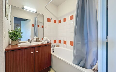 Pornic 200: Flooring, Plumbing Fixture, Interior Design, Floor, Sink, Ceiling, Plumbing, Countertop, Tap, Bathroom