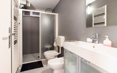 Le Mura: Mirror, Plumbing Fixture, Tap, Sink, Property, Building, Bathroom, Bathroom Sink, Lighting, Interior Design